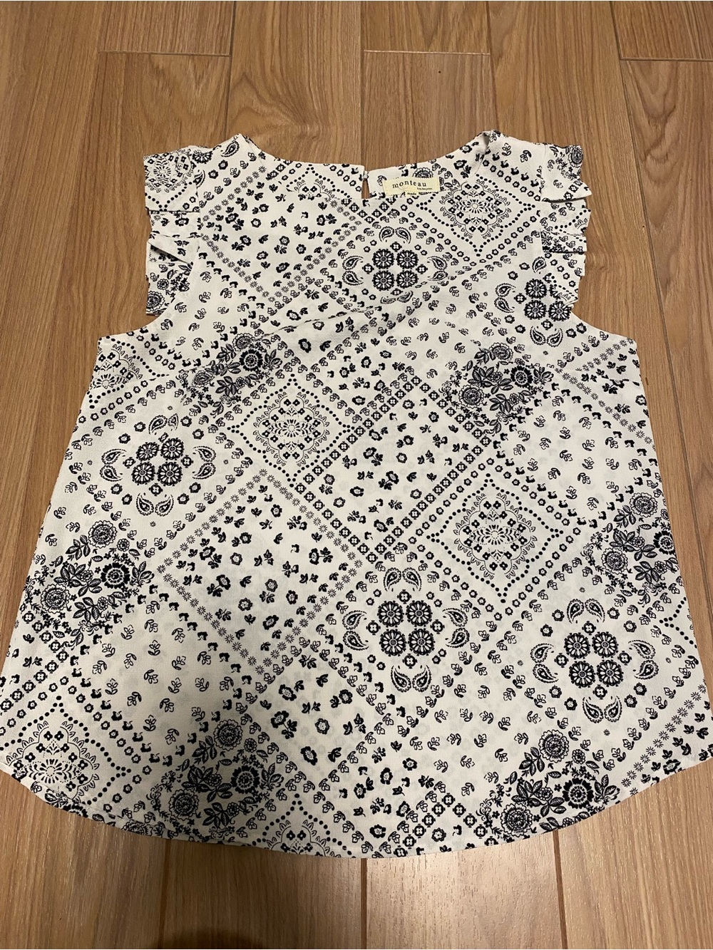 Flutter sleeve black and white patterned top